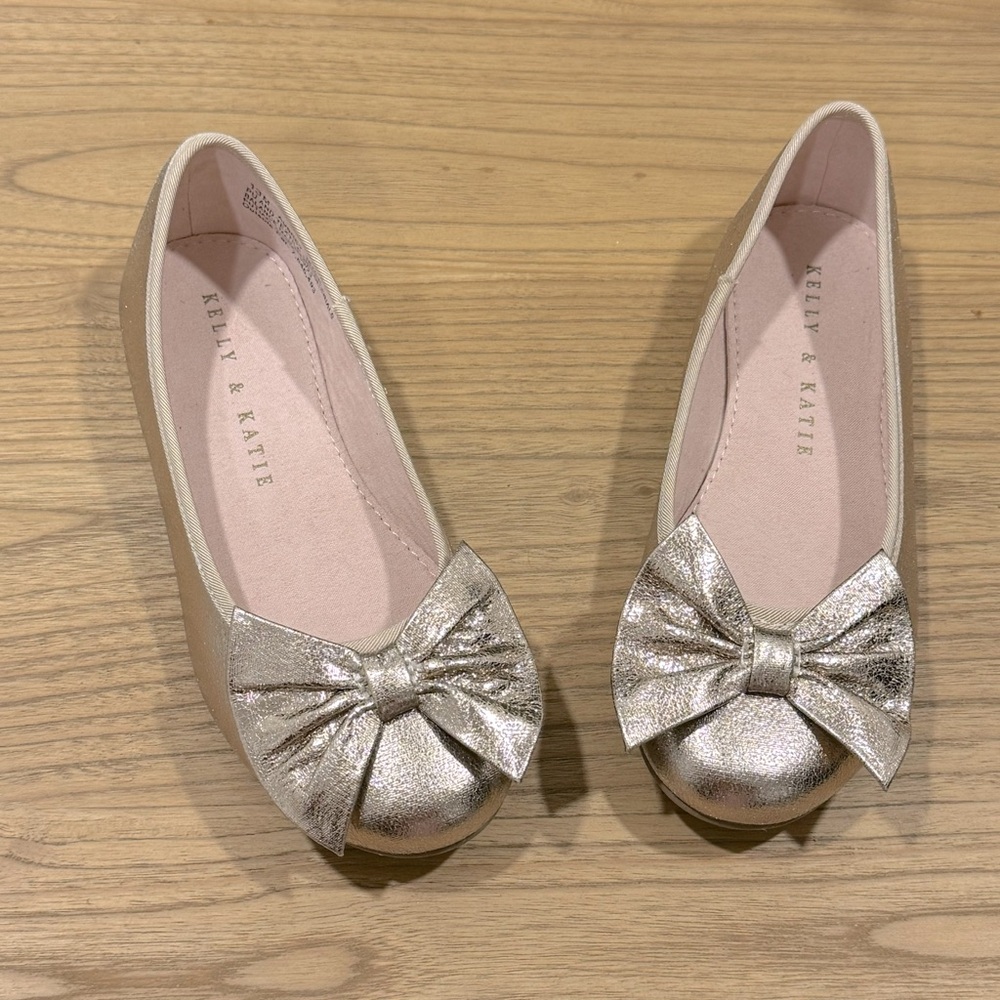 Kelly & Katie Aubrey Flat - Kids | Size 13 M / Color Gold Metallic